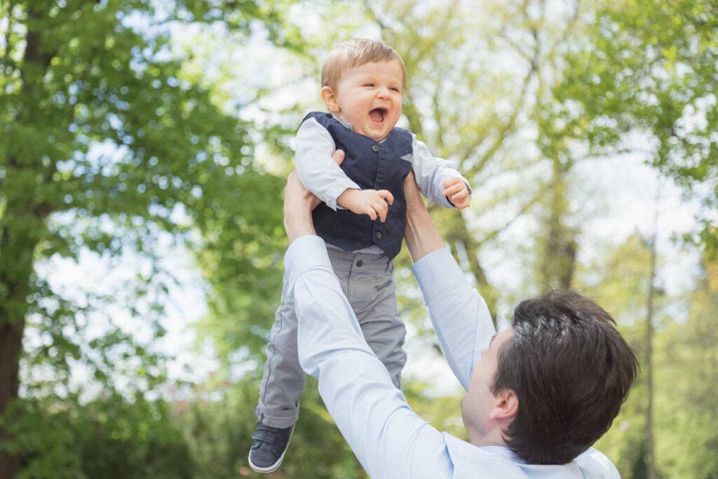 Jan Windisch, Fotograf und Hochzeitsfotograf aus Dresden, Prina, Görlitz, Großenhain und Leipzig, hat hier ein Mann mit seinem Sohn fotografiert. Er hebt sein Kind unter den Armen hoch und streckt es Richtung Himmel.