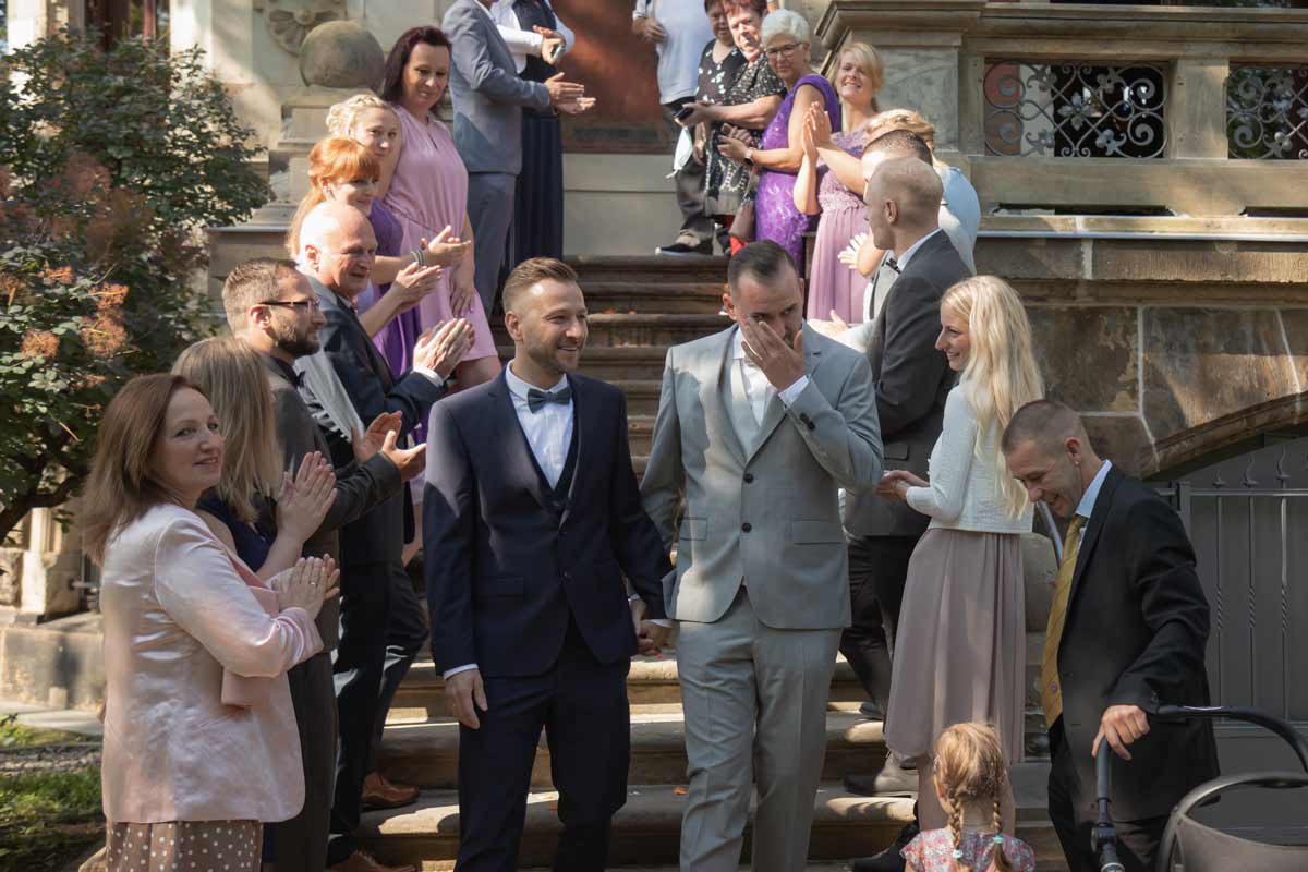 gay wedding - empfang des gleichgeschlechtlichen Brautpaares durch die Hochzeitsgäste