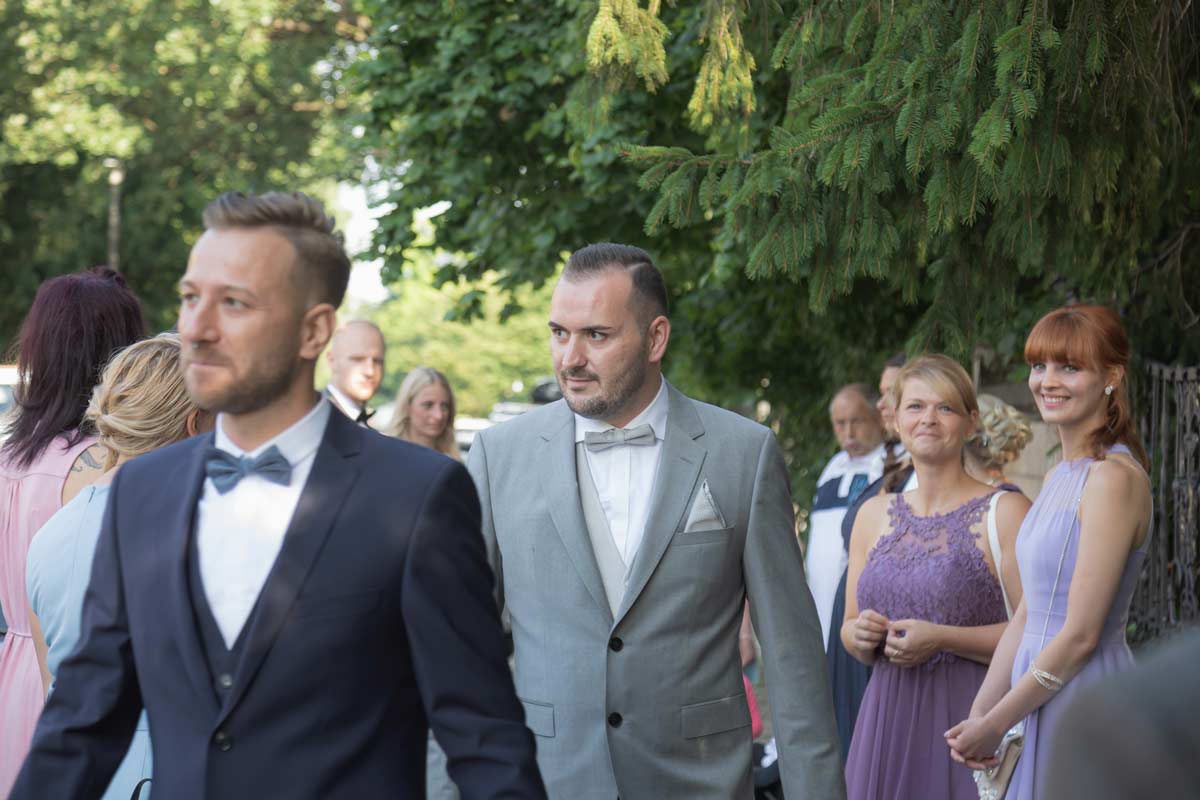 Begrüßung der Männer durch die Hochzeitsgäste - gay wedding in Dresden