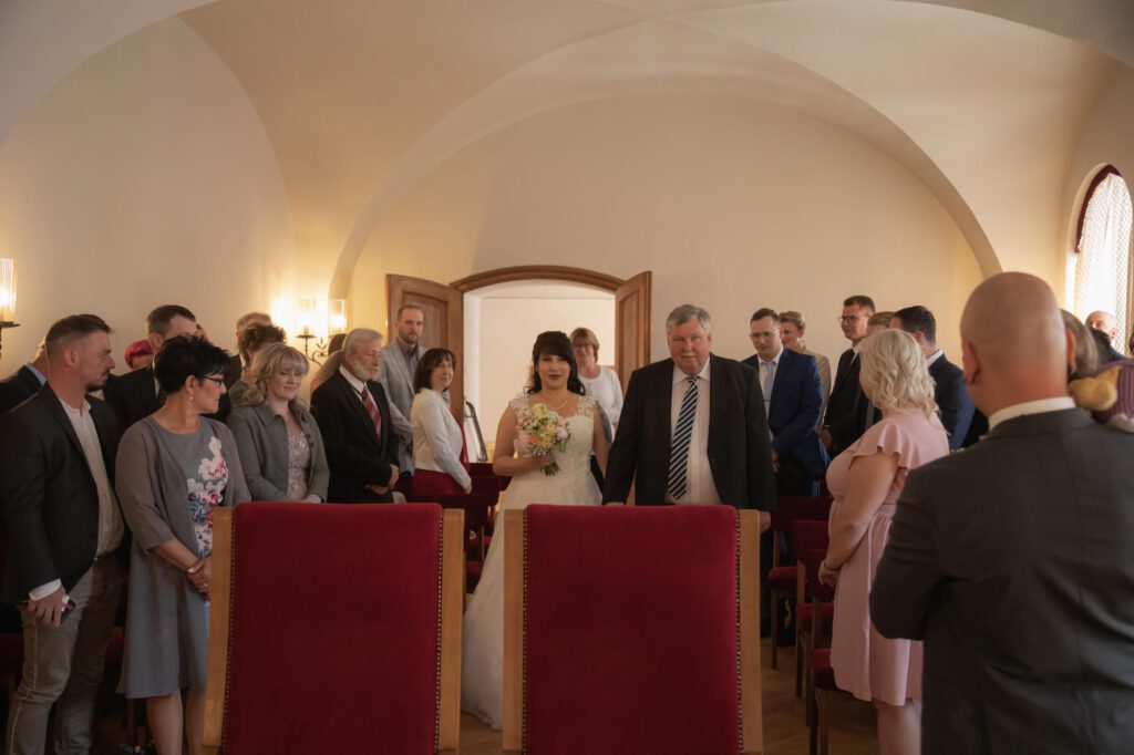 Der Brautvater bringt seine Tochter zur Trauung in den Saal in Gölritz