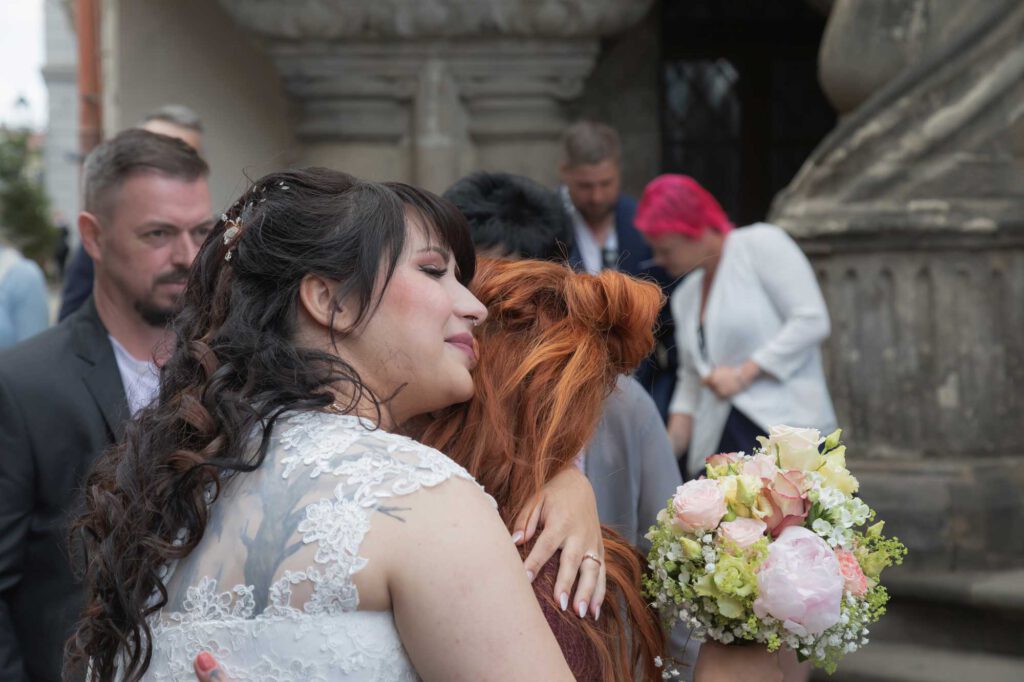 Hochzeitsgäste werden von der Braut gedrückt und beglückwunscht