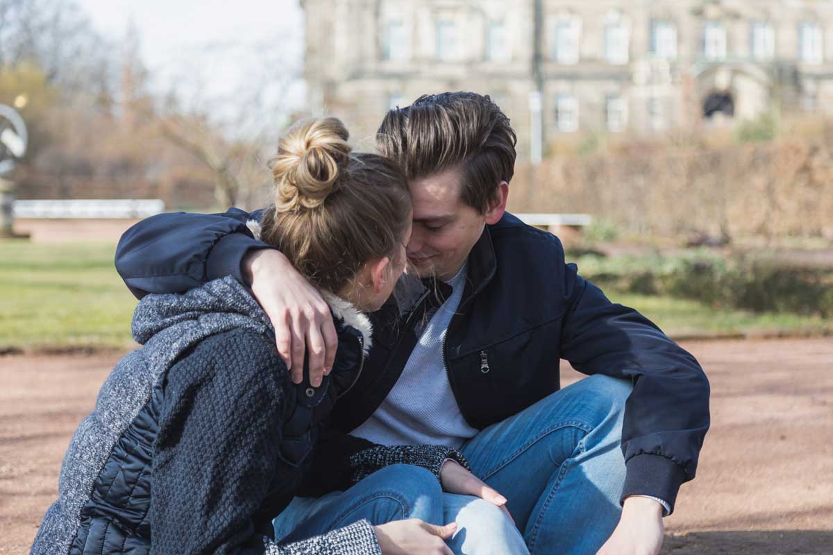 ein verliebtes paar schaut sich an während des Fotoshootings in Dresden und sind glücklich in dem Augenblick