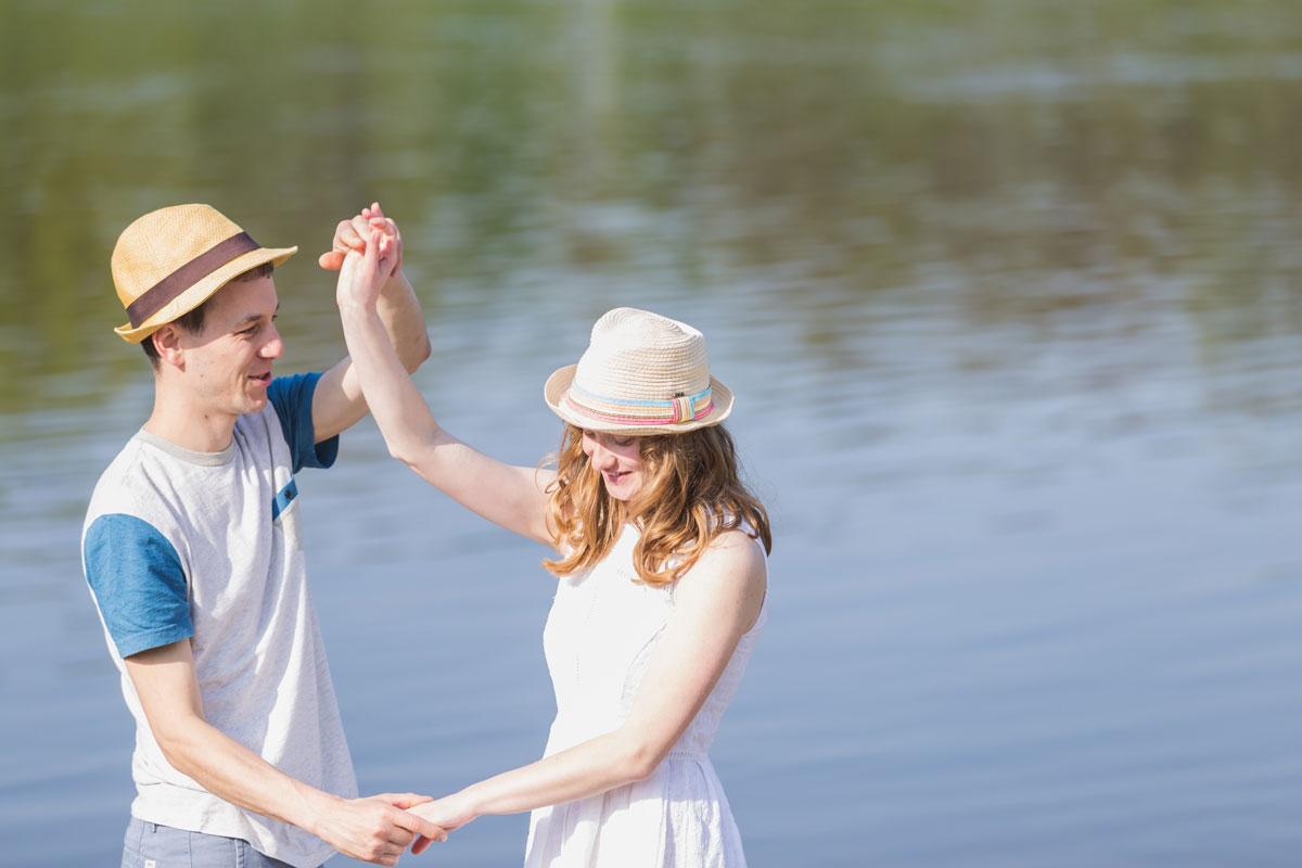 Jan Windisch, Fotograf und Hochzeitsfotograf aus Dresden, Prina, Görlitz, Großenhain und Leipzig, hat hier ein Paar fotografiert. Sie befinden sich beide in einer Tanzpose und beide haben einen Strohhut auf.