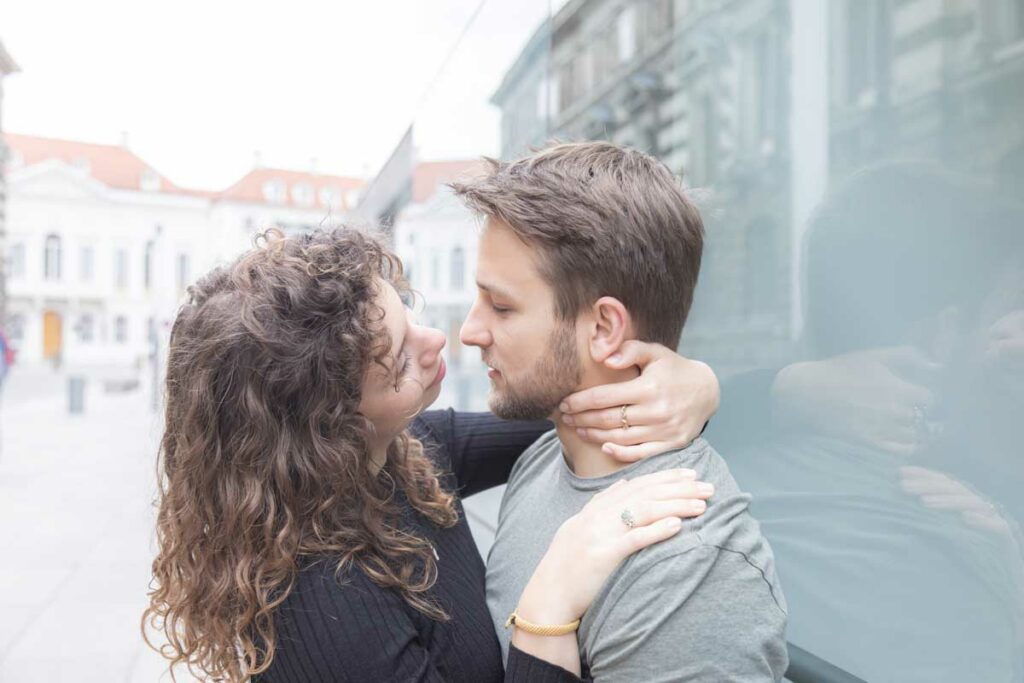 Fotoshooting Altstadt Dresden - die Frau umarmt den Mann liebevoll und dabei schaut sich das Paar liebevoll an