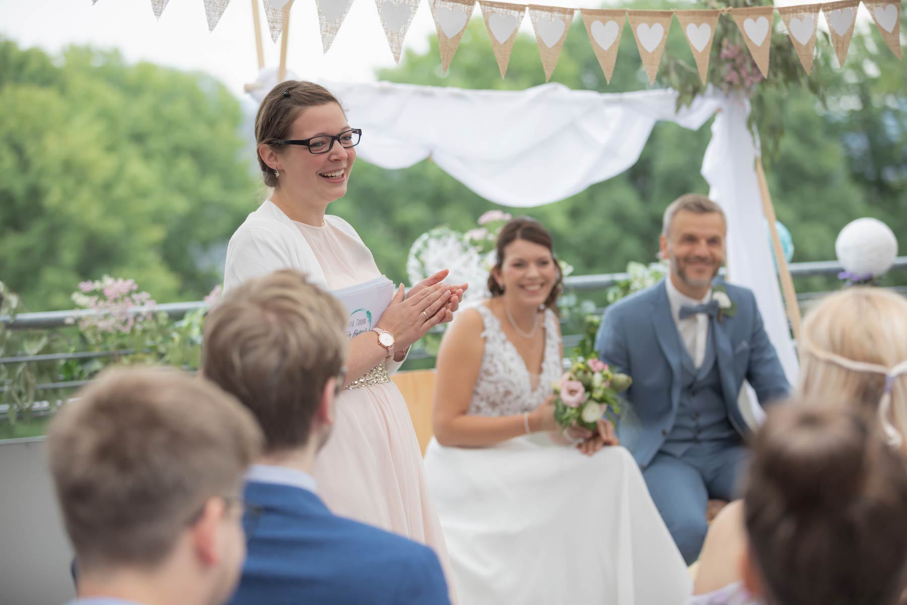 freie Traurednerin in der sächsischen Schweiz mit den Hochzeitsgästen